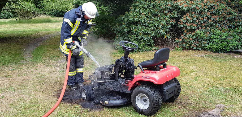 Rasenmäher brennt in Egenbostel – Freiwillige Feuerwehren Visselhövede