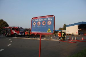 Read more about the article Die Unternehmensgruppe Hoyer ist Schauplatz für Großübung der Feuerwehren