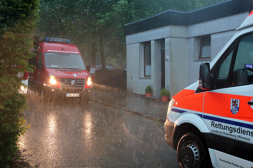 Mehr über den Artikel erfahren Person hinter verschlossener Tür im Umwetter