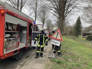 Read more about the article Ölspur ruft Jeddinger Feuerwehr auf den Plan