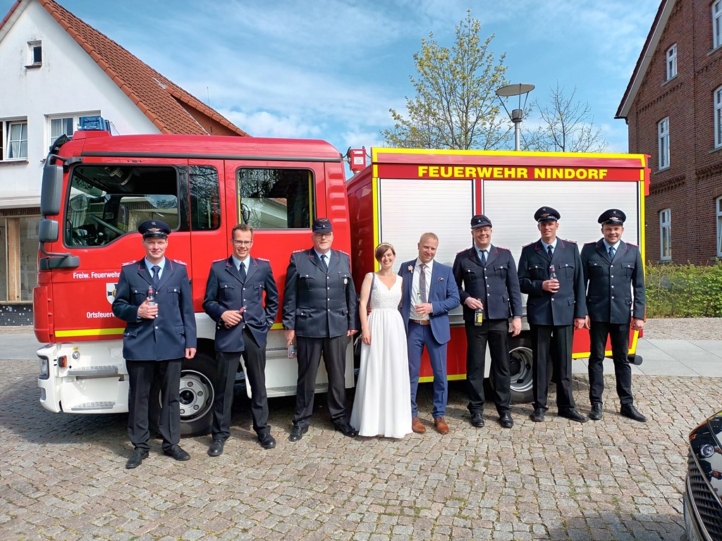 Read more about the article Hochzeitseinsatz für Nindorfer Feuerwehrleute