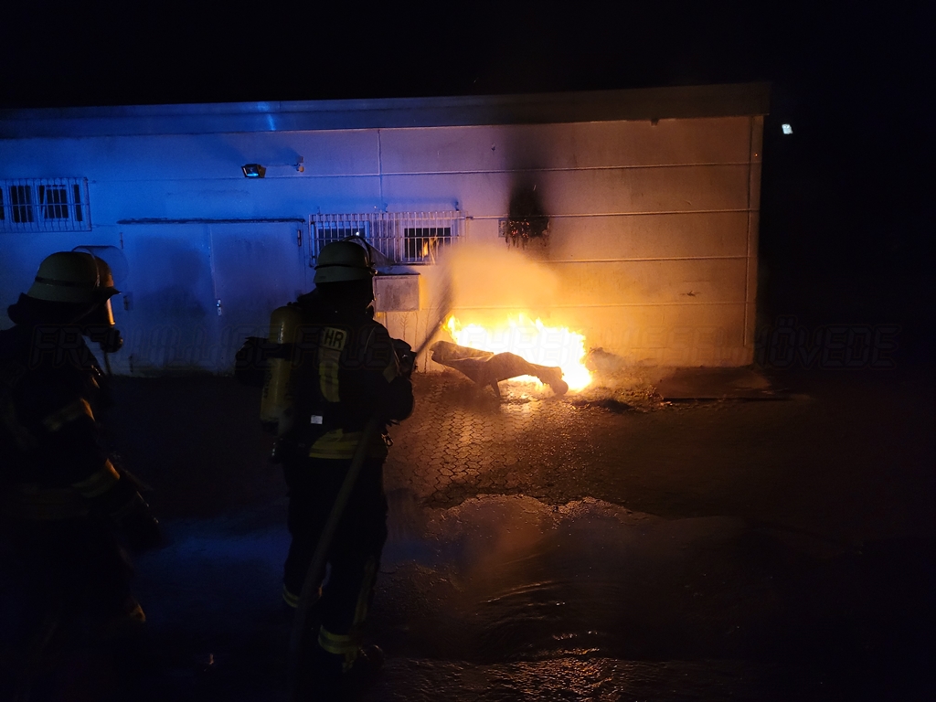 Read more about the article Mülltonne brennt an einem Gebäude