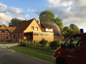 Read more about the article Ortsfeuerwehr Schwitschen stellt sich größerer Brandeinsatzübung
