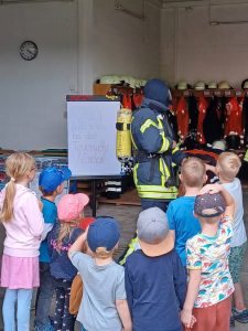 Mehr über den Artikel erfahren Ferienaktion bei der Feuerwehr Nindorf – SIMBAV e.V. zu Besuch