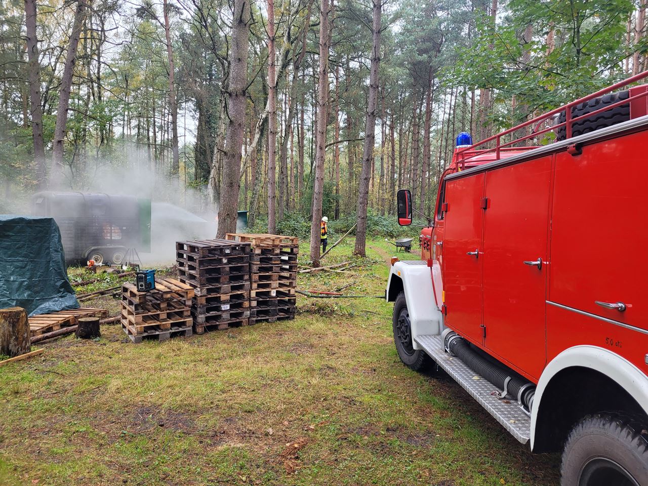 Read more about the article Bauwagen brennt im Wald