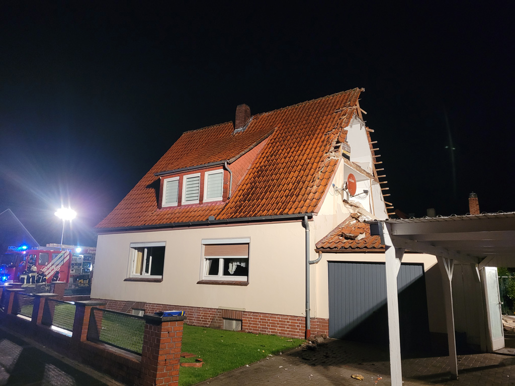 Read more about the article Giebelwand eines Einfamilienhauses durch Explosion zerstört