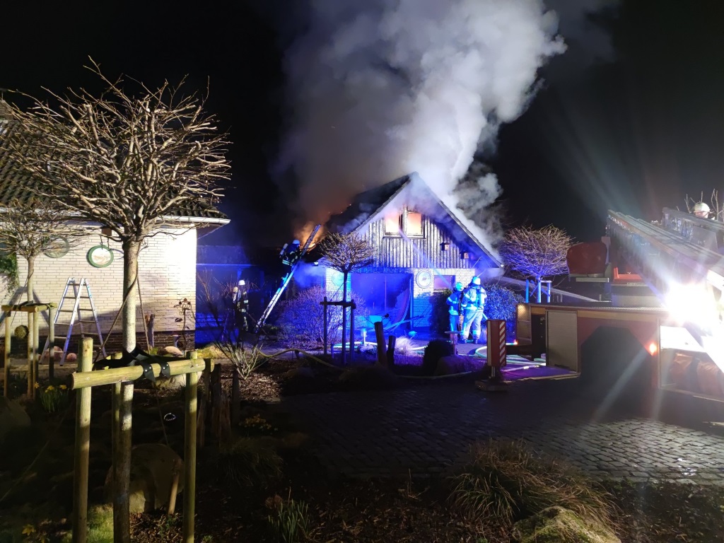 Read more about the article Visselhöveder Tanklöschfahrzeug zu einem Großbrand nach Hünzingen alarmiert