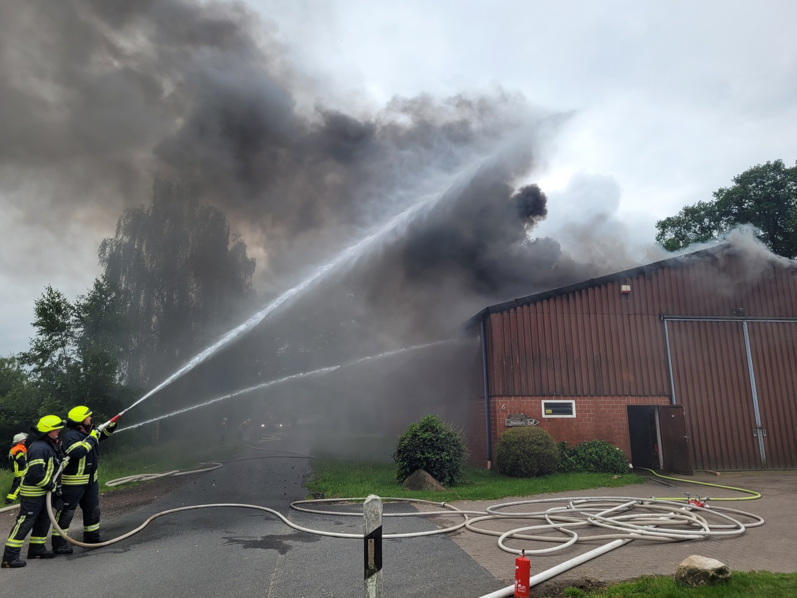 Mehr über den Artikel erfahren Landwirtschaftliches Gebäude brennt in Riekenbostel