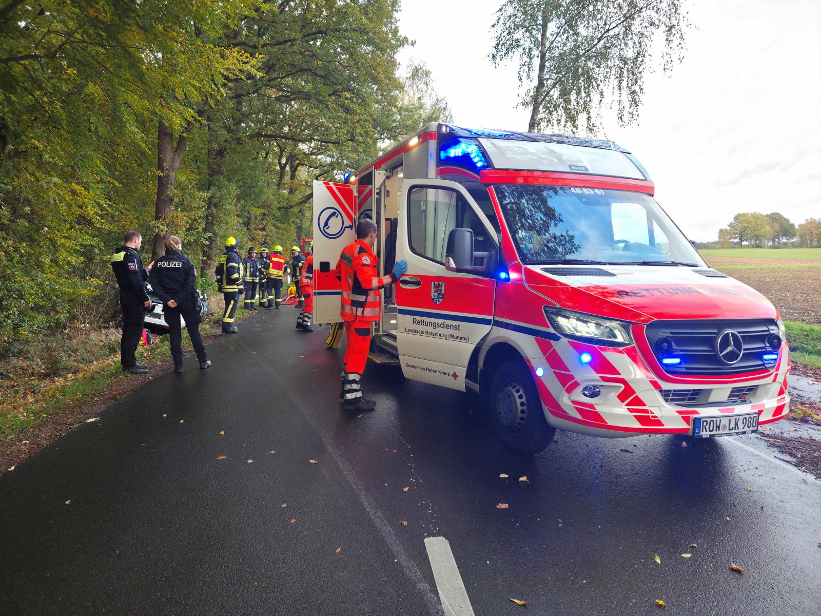 Mehr über den Artikel erfahren PKW prallt gegen Baum und bleibt im Graben liegen