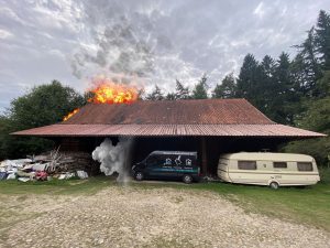 Mehr über den Artikel erfahren Unangekündigte Alarmübung in Kettenburg – Scheunenbrand mit vermissten Personen