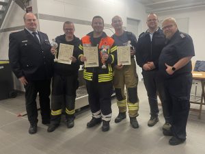 Mehr über den Artikel erfahren Jeddinger Feuerwehr-Stern-8-Marsch sorgt für Spaß, Geschick, Wissen und Teamgeist auf der Strecke
