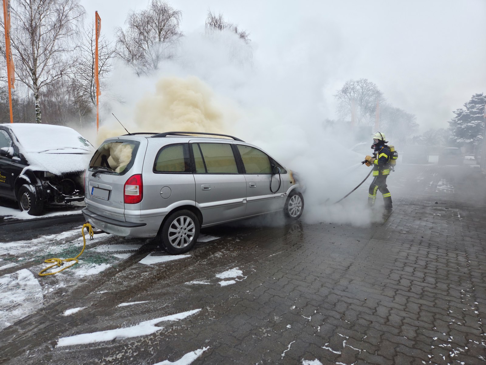 Mehr über den Artikel erfahren PKW brennt an Werkstatt