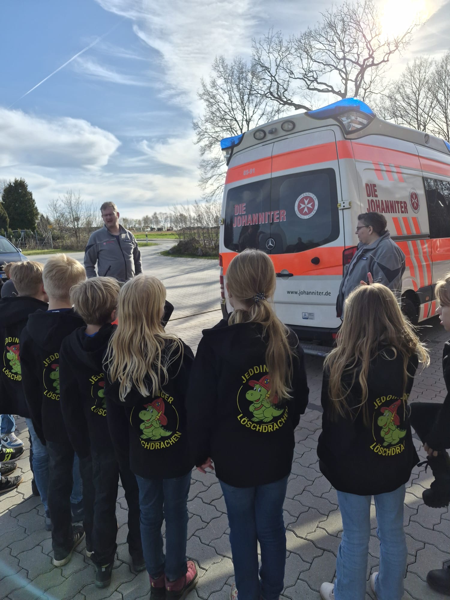 Mehr über den Artikel erfahren Kleine Ersthelfer ganz groß: Die Johanniter zu Besuch bei den Jeddinger Löschdrachen