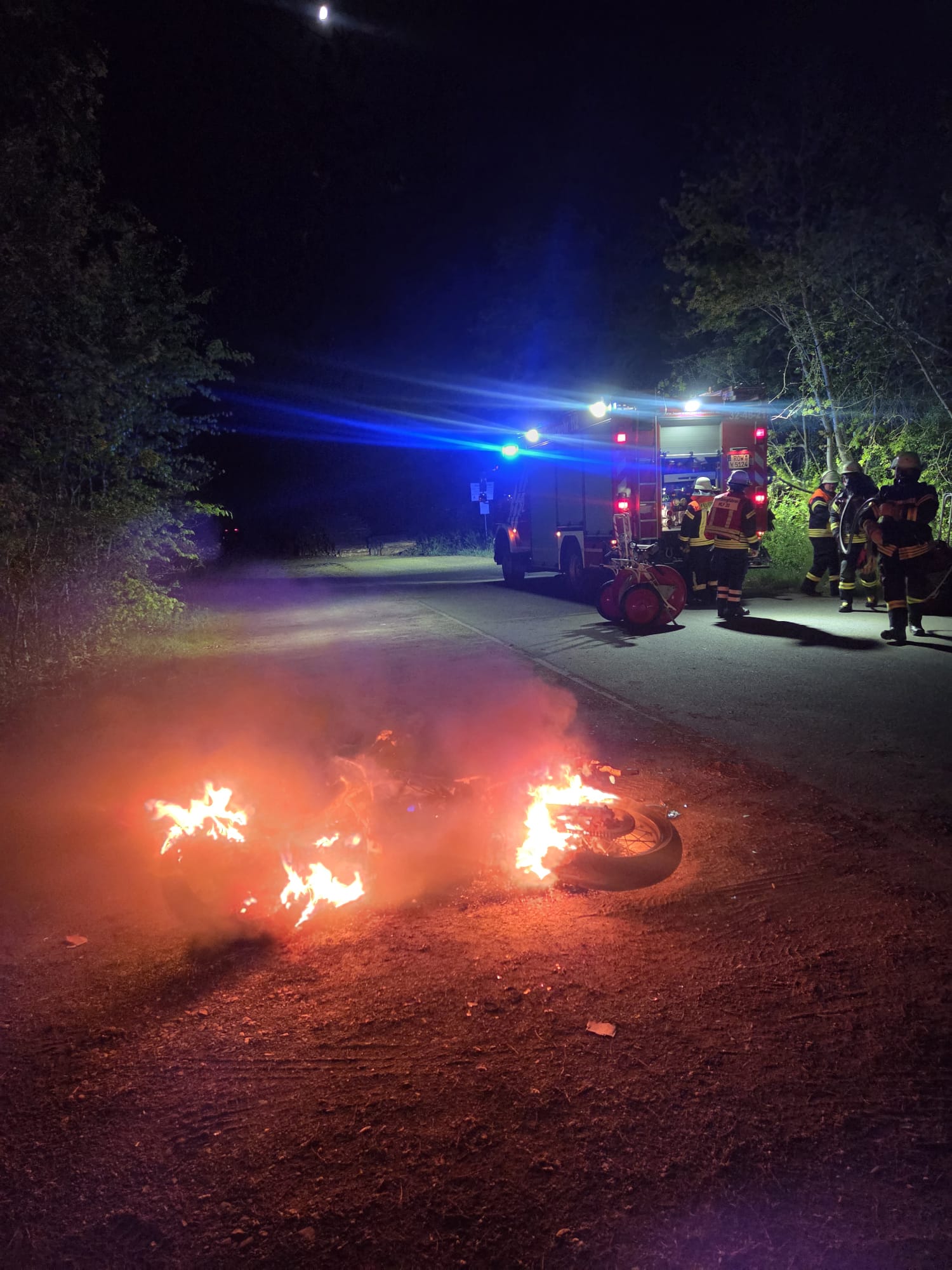 Mehr über den Artikel erfahren Motorrad brennt am Bahnhof
