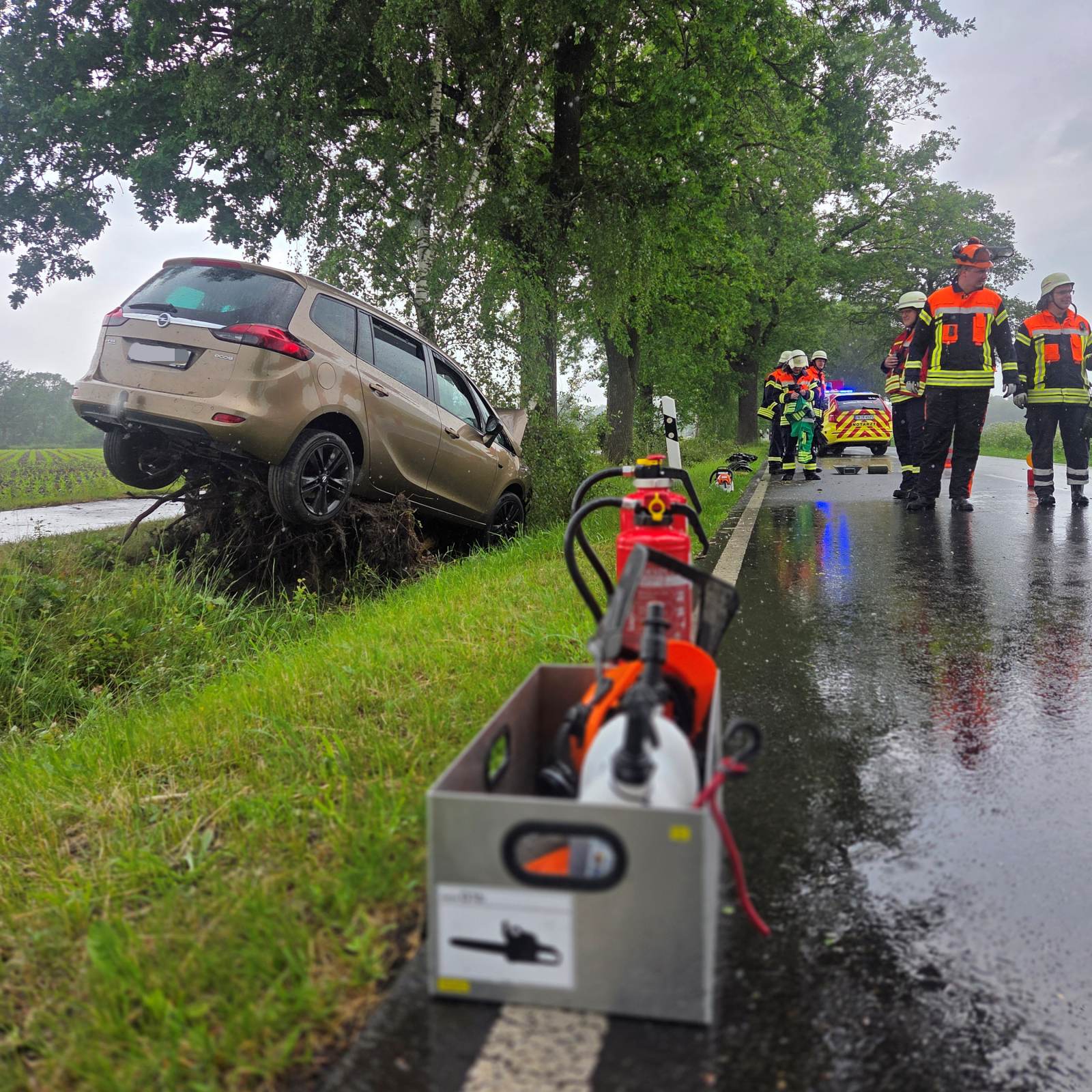 Mehr über den Artikel erfahren Fahrer prallt mit Auto gegen Baum