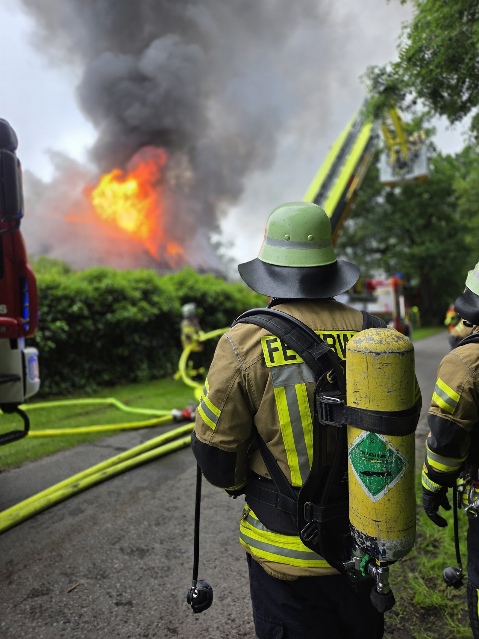 Mehr über den Artikel erfahren Feuerwehren aus Visselhövede unterstützen bei Großbrand in Söhlingen