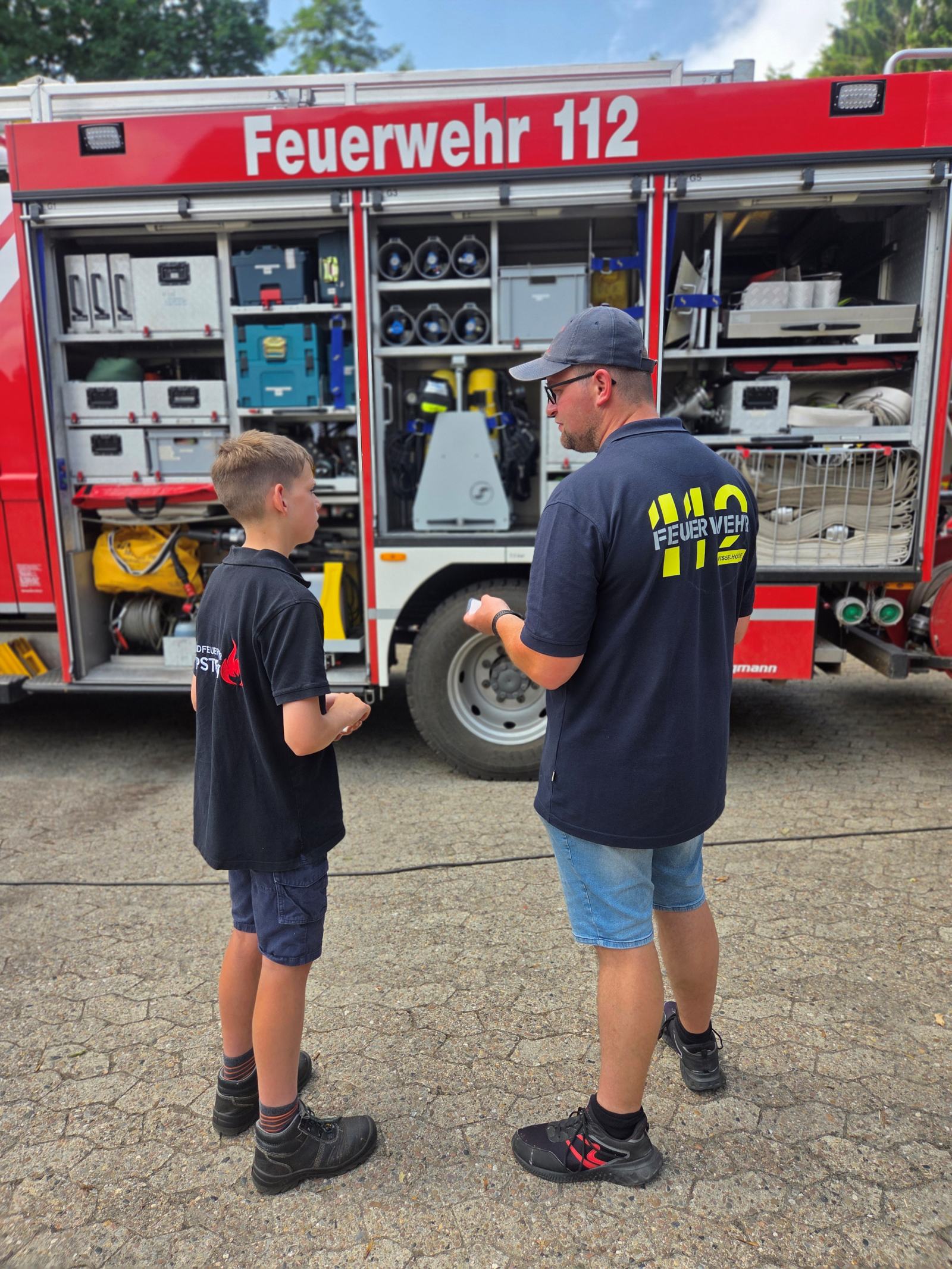 Mehr über den Artikel erfahren Jugendfeuerwehrmitglieder meistern Jugendflamme 2 bei hochsommerlichen Temperaturen